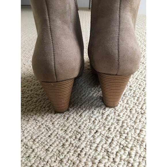 👢Beautiful, faux suede boho booties! NWOT - Picture 2 of 4